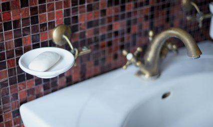 Bronzen kraan voor in de badkamer