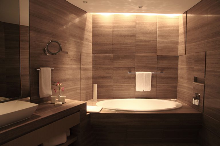 Verlicht Je Badkamer Met Deze Prachtige Relief Tegels