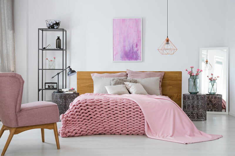 slaapkamer met roze accessoires
