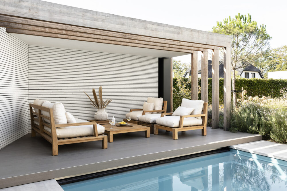 houten loungestoelen voor in de tuin