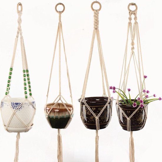 woonkamer met plantenhangers