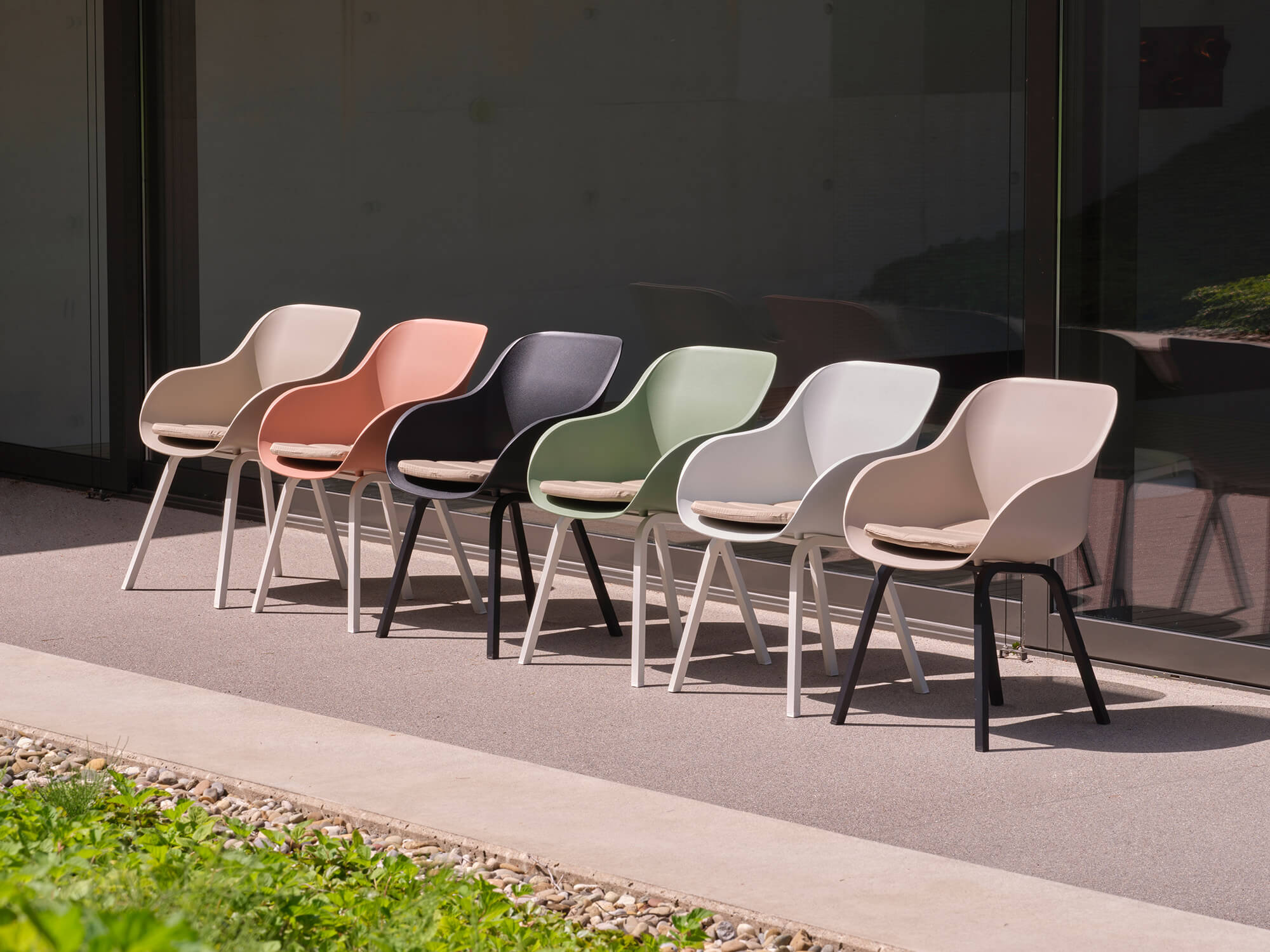 kleurrijke stoelen hartman